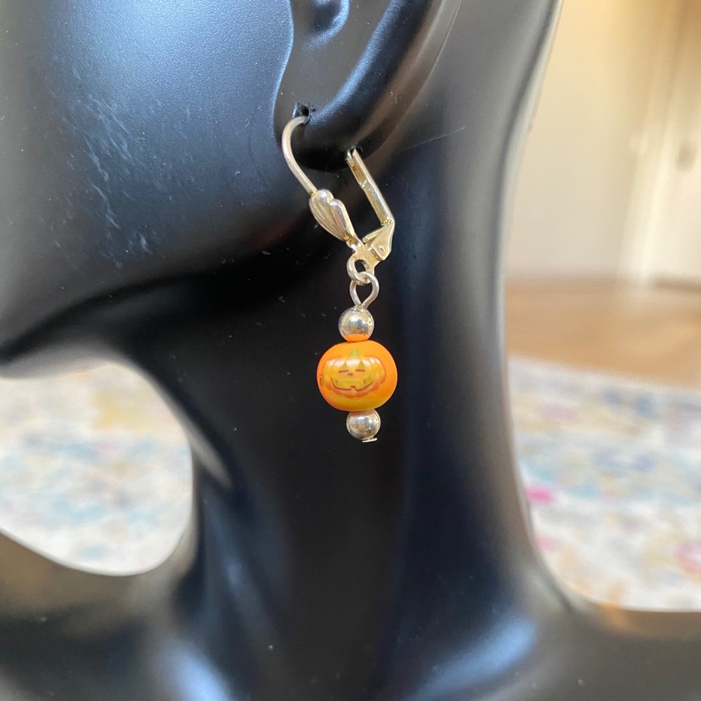 NWT Viva Beads Pumpkin Earrings